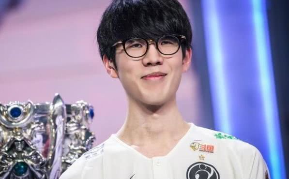 好好好~三年前的今天EDG战胜DK获得2021全球总决赛冠军